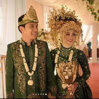 Kisah cinta Aldi Taher dan Salsabilih berawal dari cinta lokasi di kantor pada 2020. Keduanya pernah sama-sama bekerja di sebuah perusahaan parfum di mana Salsabilih sebagai direktur marketing. Foto: Instagram