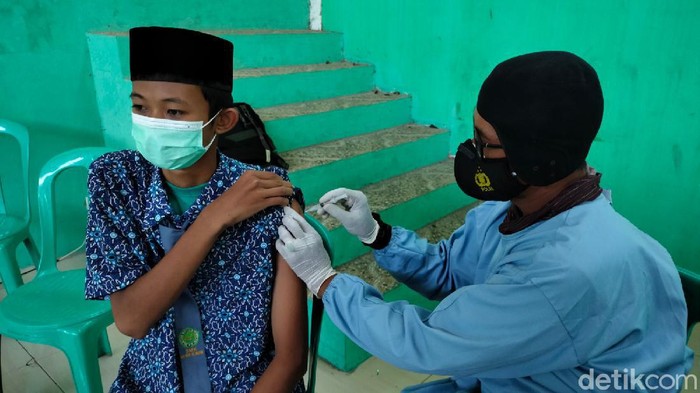 Santri Ponpes di Majalengka Ikut Vaksinasi