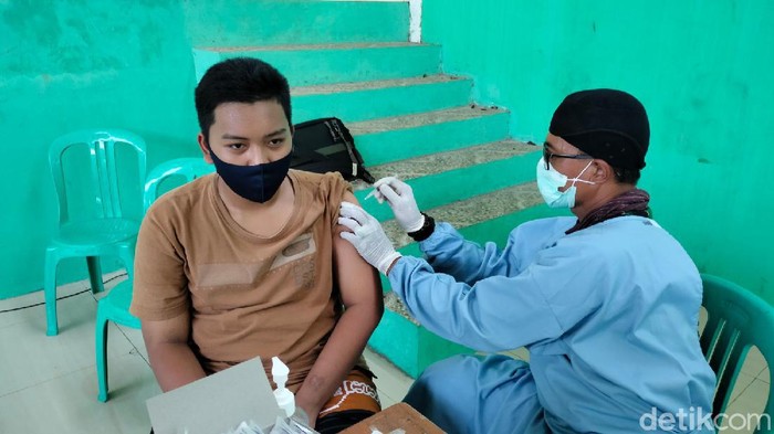 Santri Ponpes di Majalengka Ikut Vaksinasi