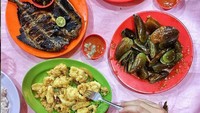 Sebelum PPKM, warung seafood bernama Seafood Mulyono 94 juga selalu diantre pembeli. Di sana pilihan seafoodnya lengkap, mulai dari kepiting saus padang, udang saus tiram dan ikan bakar kecap. Foto: Instagram @oishi_sensei