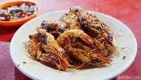 Seafood Ayu dikenal sebagai warung seafood yang menawarkan harga terjangkau. Cumi saus padang di sini dibanderol Rp 20.000. Sebelum PPKM, warung di Kelapa Gading ini selalu penuh di antre. Foto: detikFood