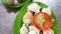 Bola Seafood Acui yang berlokasi di Pantai Indah Kapuk, Jakarta Utara memiliki pilihan seafood lengkap. Apalagi jenis kerangnya, seperti kerang kampak, kerang dara, kerang bambu hingga kerang keong macan. Foto: Instagram @liesherly