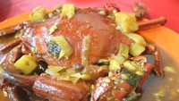 Hidangan kepiting selalu menjadi favorit. Menu tersebut bisa kamu cicip di warung Santiga Seafood. Ada menu kepiting Jumbo Saus Padang & Lada Hitam yang menjadi andalan di sini. Foto: detikFood