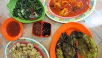 Kalau sedang di Depok, yuk mampir ke Eman 4 Sekawan. Pilihan menunya lengkap mulai dari ikan, cumi, udang, dan kepiting. Jenis ikannya beragam, ada pilihan kuwe, kerapu, kakap, bawal, baronang, kambing-kambing, kakap, dan bawal. Foto: detikFood