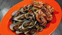 Melipir ke bilangan Bintaro kamu akan menemukan warung tenda bernama Seafood 32 Bintaro. Ada banyak pilihan bumbu untuk kepiting di sini, seperti saus padang, asam manis, dan mentega. Foto: Instagram @seafoood32