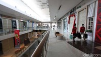 Suasana sepi masih terlihat di pusat perbelanjaan di jalan Ir. Soekarno, The Park Solo Baru di Sukoharjo, Jawa Tengah, Senin (26/7).