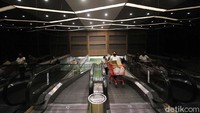 Sementara yang berjualan di kawasan tersebut adalah produk makanan dan produk esensial.