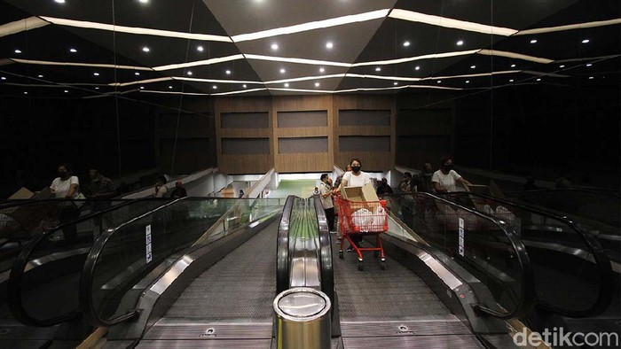 Pusat perbelanjaan The Park Solo Baru di Sukoharjo, Jawa Tengah, masih sepi pengunjung. Sebagian gerai masih tutup karena menunggu surat pelonggaran PPKM dari bupati.