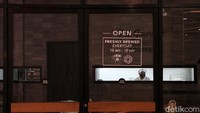 Mereka buka dengan melayani online serta take away.
