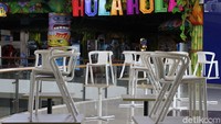 Kursi-kursi diangkat karena dilarang makan di tempat.