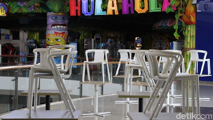 Pusat perbelanjaan The Park Solo Baru di Sukoharjo, Jawa Tengah, masih sepi pengunjung. Sebagian gerai masih tutup karena menunggu surat pelonggaran PPKM dari bupati.