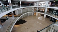 Sebagian gerai di dalam mal tersebut masih tutup.