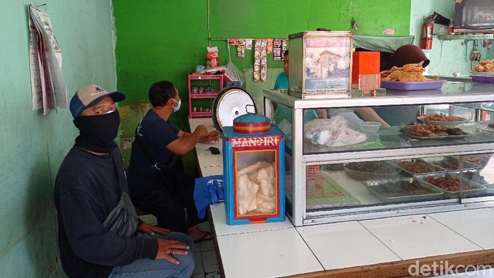 Suasana warteg di Pasar Minggu, Jakarta Selatan, usai pemerintah batasi waktu makan 20 menit (Wilda/detikcom)