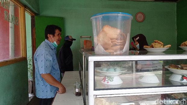 Suasana warteg di Pasar Minggu, Jakarta Selatan, usai pemerintah batasi waktu makan 20 menit (Wilda/detikcom)