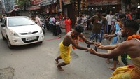 Namun di India acara itu digelar untuk menyembah salah satu dewi sebagai imbalan atas keinginan yang terpenuhi.
