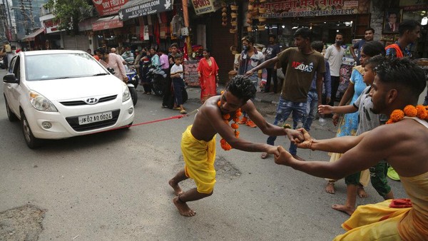 Namun di India acara itu digelar untuk menyembah salah satu dewi sebagai imbalan atas keinginan yang terpenuhi. Namun di India acara itu digelar untuk menyembah salah satu dewi sebagai imbalan atas keinginan yang terpenuhi.