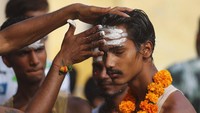 Sebelum melakukan ritual ziarah tahunan kuil dewi Hindu Sheetla Mata, penyembah meletakkan abu di dahi sebagai bagian dari ritual tersebut.  