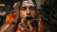 Bukan hanya di Indonesia, India juga memiliki tradisi menusukkan besi ke pipi hingga tembus layaknya tatung maupun debus.