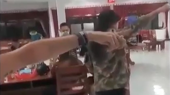 Tangkapan layar video paman Aurel, Andy Rompas saat adu muluit dengan petugas kesehatan meminta Aurel dikeluarkan dari tempat isolasi di Manado. (dok. Istimewa)