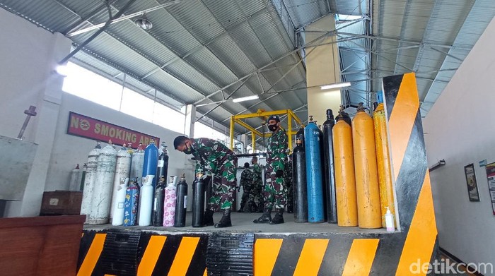 TNI Distribusikan Tabung Oksigen