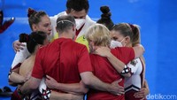 Tim senam Jerman melakukan brifing saat kualifikasi nomor nomor senam artistik di Olimpiade Tokyo (25/7). Tim senam wanita Jerman sudah menggunakan seragam yang lebih tertutup sebelum Olimpiade 2020. Mereka pertama kali memakainya di European Artistic Gymnastics Championships pada April 2021. (AP Photo/Gregory Bull)
