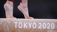 Atlet Kim Bui saat melewati nomor papan keseimbangan di Olimpiade Tokyo (25/7).   Terlihat jersey bagian bawah tertutup hingga mata kaki. (AP Photo/Ashley Landis)