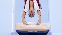 Atlet Kim Bui saat melewati nomor papan keseimbangan di Olimpiade Tokyo (25/7).  Faktor kenyamanan atlet membuat kontingen senam asal Jerman memanjangkan jersey hingga mata kaki.  (AP Photo/Gregory Bull)