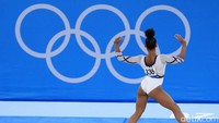 Salah satu jersey yang lebih terbuka digunakan atlet Prancis Melanie De Jesus Dos Santos saat kualifikasi Olimpiade Tokyo (25/7).  Potongan lebih terbuka terlihat pada bagian paha hingga kaki. Potongan ini masih digunakan oleh sebagian besar atlet senam di Olimpiade Tokyo. (AP Photo/Natacha Pisarenko)