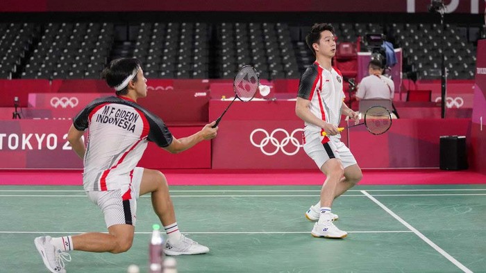 Indonesia's Marcus Gideon and Kevin Sanjaya Sukamuljo celebrate a point against India's Satwiksairaj Rankireddy and Chirag Shetty during their men's doubles group play stage badminton match at the 2020 Summer Olympics, Monday, July 26, 2021, in Tokyo, Japan. (AP Photo/Markus Schreiber)