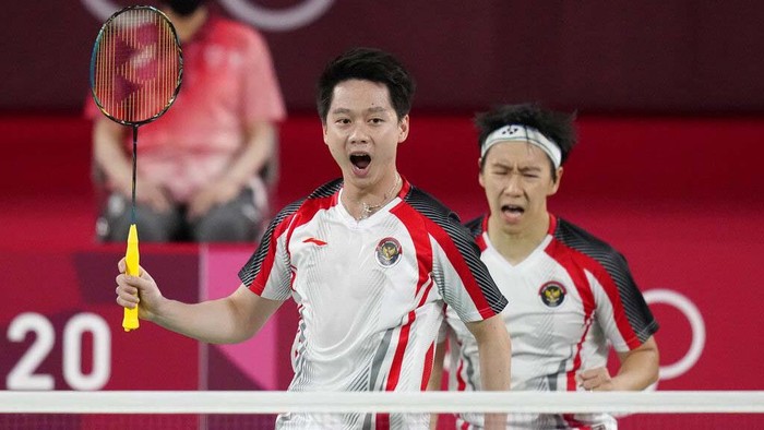 Tokyo Olympics Badminton Indonesia's Marcus Gideon and Kevin Sanjaya Sukamuljo celebrate a point against India's Satwiksairaj Rankireddy and Chirag Shetty during their men's doubles group play stage badminton match at the 2020 Summer Olympics, Monday, July 26, 2021, in Tokyo, Japan. (AP Photo/Markus Schreiber)