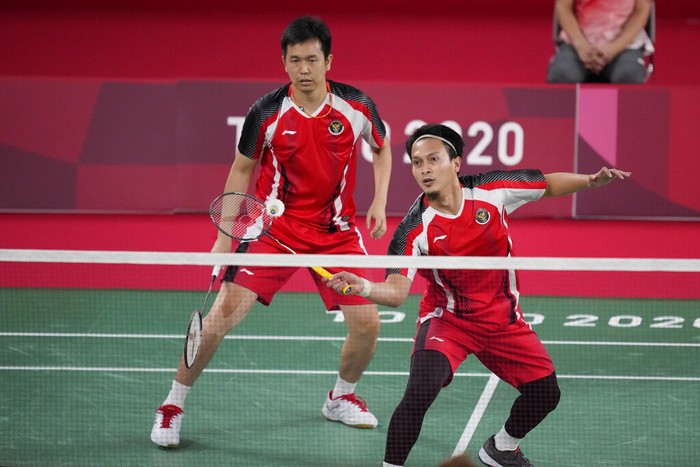 Mohammad Ahsan and Hendra Setiawan of Indonesia compete against Malaysia's Aaron Chia and Wooi Yik Soh during men's doubles Badminton match at the 2020 Summer Olympics, Monday, July 26, 2021, in Tokyo, Japan. (AP Photo/Dita Alangkara)