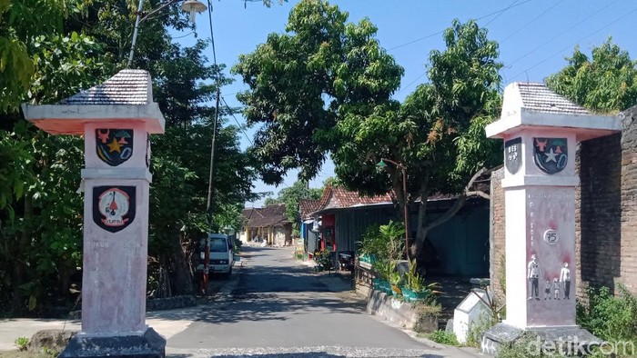 Tugu Desa Mlese Kecamatan Ceper tak jauh dari rumah DLP yang ditemukan tewas terkubur hanya memakai CD di Sleman