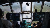 Helikopter MI-18Mtv milik Badan Nasional Penanggulangan Bencana (BNPB) melakukan pemadaman kebakaran lahan dari udara (water bombing) di perkebunan kelapa sawit di Pedamaran, Ogan Komering Ilir (OKI), Sumatera Selatan, Senin (26/7/2021).
