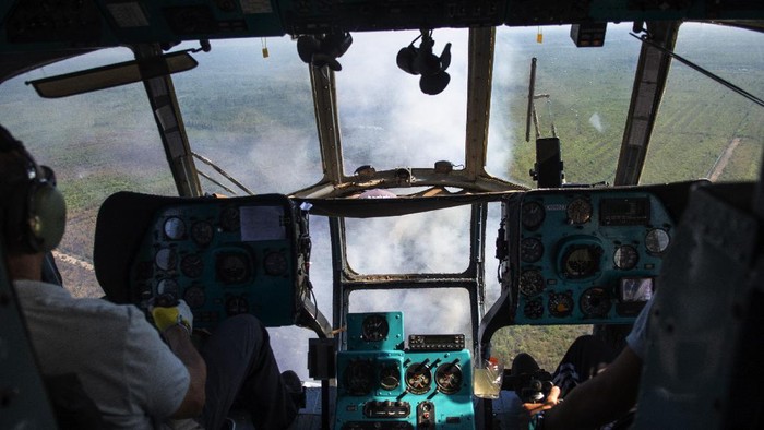 UPAYA PEMADAMAN KEBAKARAN LAHAN DARI UDARA Helikopter MI-18Mtv milik Badan Nasional Penanggulangan Bencana (BNPB) melakukan pemadaman kebakaran lahan dari udara (water bombing) di perkebunan kelapa sawit di Pedamaran, Ogan Komering Ilir (OKI), Sumatera Selatan, Senin (26/7/2021). Badan Penanggulangan Bencana Daerah (BPBD) menerjunkan satu helikopter Kamov Ka-32 dan satu helikopter MI-18 Mtv untuk melakukan pemadaman dari udara di kawasan tersebut. ANTARA FOTO/Nova Wahyudi/wsj.