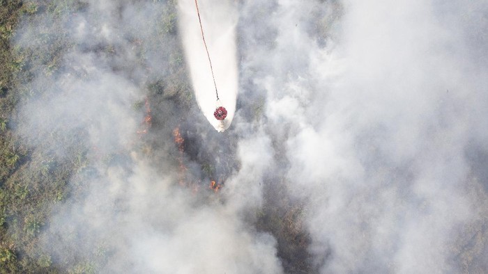 Helikopter MI-18Mtv milik Badan Nasional Penanggulangan Bencana (BNPB) melakukan pemadaman kebakaran lahan dari udara (water bombing) di perkebunan kelapa sawit di Pedamaran, Ogan Komering Ilir (OKI), Sumatera Selatan, Senin (26/7/2021). Badan Penanggulangan Bencana Daerah (BPBD) menerjunkan satu helikopter Kamov Ka-32 dan satu helikopter MI-18 Mtv untuk melakukan pemadaman dari udara di kawasan tersebut. ANTARA FOTO/Nova Wahyudi/wsj.