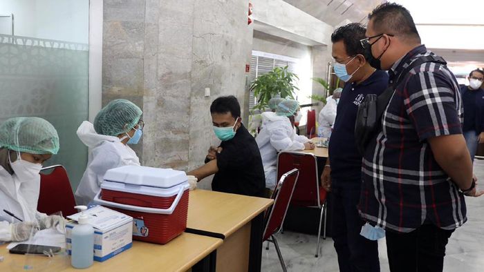 Vaksinasi Massal Ketua Umum Asosiasi Kurator Dan Pengurus Indonesia (AKPI) Jimmy Simanjuntak (kanan), Ketua Dewan Sertifikasi AKPI Ricardo Simanjuntak (Dua kanan) tengah meninjau pelaksanaan Vaksinasi Massal gelombang 1 COVID-19, yang digelar AKPI bekerjasama dengan Dinas Kesehatan DKI Jakarta, Minggu (25/7). Kegiatan vaksinasi yang didukung DPRD DKI Jakarta dan PT. Taspen Properti Indonesia tersebut, diikuti oleh 450 orang warga, sebagai komitmen AKPI dalam mendukung program pemerintah
dalam mengatasi penyakit COVID-19.