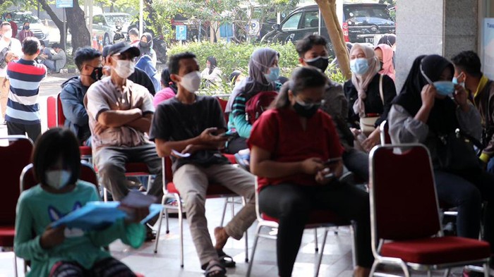 Ketua Umum Asosiasi Kurator Dan Pengurus Indonesia (AKPI) Jimmy Simanjuntak (kanan), Ketua Dewan Sertifikasi AKPI Ricardo Simanjuntak (Dua kanan) tengah meninjau pelaksanaan Vaksinasi Massal gelombang 1 COVID-19, yang digelar AKPI bekerjasama dengan Dinas Kesehatan DKI Jakarta, Minggu (25/7). Kegiatan vaksinasi yang didukung DPRD DKI Jakarta dan PT. Taspen Properti Indonesia tersebut, diikuti oleh 450 orang warga, sebagai komitmen AKPI dalam mendukung program pemerintah
dalam mengatasi penyakit COVID-19.