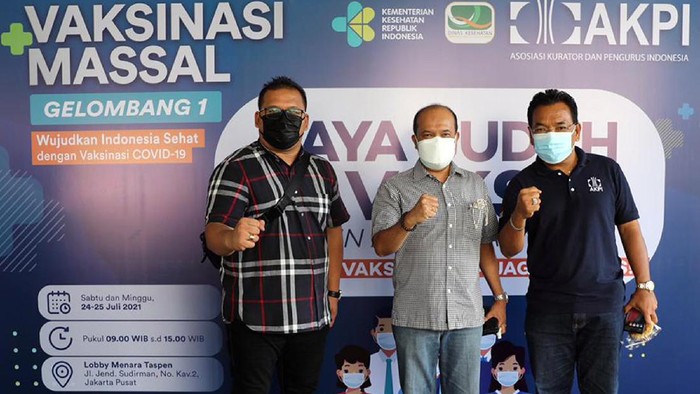 Ketua Umum Asosiasi Kurator Dan Pengurus Indonesia (AKPI) Jimmy Simanjuntak (kanan), Ketua Dewan Sertifikasi AKPI Ricardo Simanjuntak (Dua kanan) tengah meninjau pelaksanaan Vaksinasi Massal gelombang 1 COVID-19, yang digelar AKPI bekerjasama dengan Dinas Kesehatan DKI Jakarta, Minggu (25/7). Kegiatan vaksinasi yang didukung DPRD DKI Jakarta dan PT. Taspen Properti Indonesia tersebut, diikuti oleh 450 orang warga, sebagai komitmen AKPI dalam mendukung program pemerintah
dalam mengatasi penyakit COVID-19.