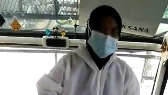 Video seorang wanita berbaju hazmat disebut menjual surat bebas COVID-19 kepada penumpang bus (Screenshot video viral)