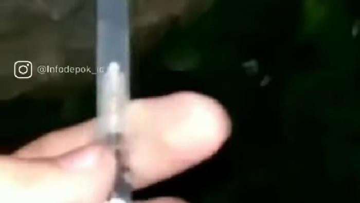 Viral jarum suntik bekas berceceran di tempat sampah di Depok. Screenshot video IG Info Depok