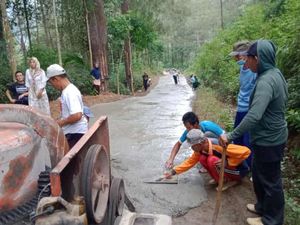 Jalan Rusak Penghubung Dua Kabupaten Diperbaiki dengan Swadaya