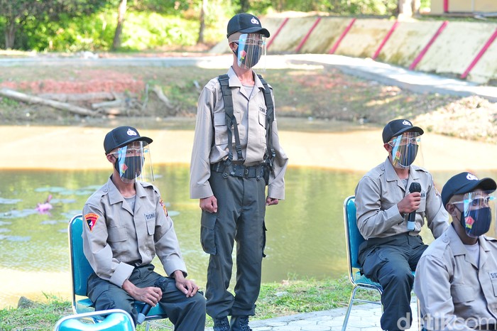 WARGA SUKU ANAK DALAM LULUS SELEKSI ANGGOTA POLRI Salah seorang warga Suku Anak Dalam (SAD) atau Orang Rimba, Seri (kiri) saat sesi diskusi dengan Kapolda Jambi Irjen Pol. Rachmad Wibowo usai seremonial pembukaan Pendidikan dan Pembentukan Bintara Polri T.A 2021 di Sekolah Polisi Negara (SPN) Polda Jambi di Muarojambi, Jambi, Senin (26/7/2021). Sebanyak tiga warga SAD dari Kabupaten Bungo, Sarolangun, dan Merangin dinyatakan lulus dalam seleksi penerimaan anggota Polri tahun 2021 di daerah itu, sehingga diharapkan turut memotivasi masyarakat adat lainnya yang mendapatkan kesempatan yang sama dari negara. ANTARA FOTO/Wahdi Septiawan/foc.