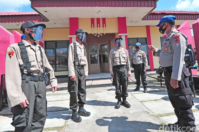 WARGA SUKU ANAK DALAM LULUS SELEKSI ANGGOTA POLRI Salah seorang warga Suku Anak Dalam (SAD) atau Orang Rimba, Seri (kiri) saat sesi diskusi dengan Kapolda Jambi Irjen Pol. Rachmad Wibowo usai seremonial pembukaan Pendidikan dan Pembentukan Bintara Polri T.A 2021 di Sekolah Polisi Negara (SPN) Polda Jambi di Muarojambi, Jambi, Senin (26/7/2021). Sebanyak tiga warga SAD dari Kabupaten Bungo, Sarolangun, dan Merangin dinyatakan lulus dalam seleksi penerimaan anggota Polri tahun 2021 di daerah itu, sehingga diharapkan turut memotivasi masyarakat adat lainnya yang mendapatkan kesempatan yang sama dari negara. ANTARA FOTO/Wahdi Septiawan/foc.