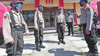 Salah seorang warga Suku Anak Dalam (SAD) atau Orang Rimba, Seri (kiri) saat sesi diskusi dengan Kapolda Jambi Irjen Pol. Rachmad Wibowo usai seremonial pembukaan Pendidikan dan Pembentukan Bintara Polri T.A 2021 di Sekolah Polisi Negara (SPN) Polda Jambi di Muarojambi, Jambi, Senin (26/7/2021).