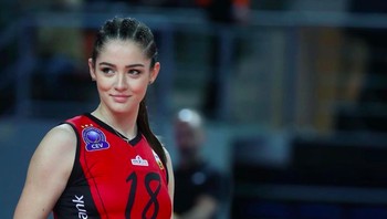 Zehra Gunes adalah salah satu atlet voli putri Turki yang andal. Ia membela timnas Turki di Olimpiade 2020. Foto: Instagram