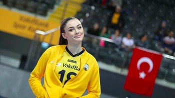 Ia debut membela timas sejak tahun 2015 dan selalu masuk tim Turki sejak saat itu. Foto: Instagram