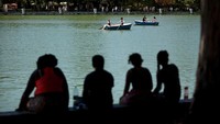 Kemudian, Taman Retiro berada tidak jauh dari Paseo del Prado. Taman itu merupakan primadona wisatawan. Pablo Blazquez Dominguez/Getty Images