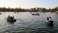 Taman Retiro atau taman retret memiliki luas 120 hektare. Taman ini merupakan sisa Istana Buen Retiro abad ke-17 dengan bagian terbesar dari properti merupakan gaya berkebun yang luar biasa di masa itu. Taman itu dibangun untuk keperluan pribadi Raja Felipe IV. Carlos Alvarez/Getty Images