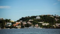 Bermuda berada sekitar 1.000 km dari pesisir Carolina Utara, Amerika Serikat. Negara ini merupakan negara kepulauan dengan sekitar 181 pulau. Negara ini beribu kota di Hamilton. Drew Angerer/Getty Images