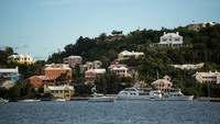 Bermuda ini satu di antara tiga negara yang menyusun garis khayal segitiga misterius, Segitiga Bermuda, bersamaMiami di Florida, dan Puerto Rico. Dengan lokasinya yang terpencil, negara Bermuda menjadi negara dengan biaya hidup tertinggi di dunia versi Numbeo, perusahaan berbasis database asal Serbia. Drew Angerer/Getty Images